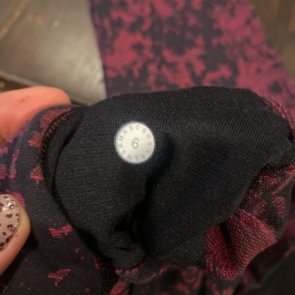Lululemon Leggings Maroon and black Design - Picture 3 of 3